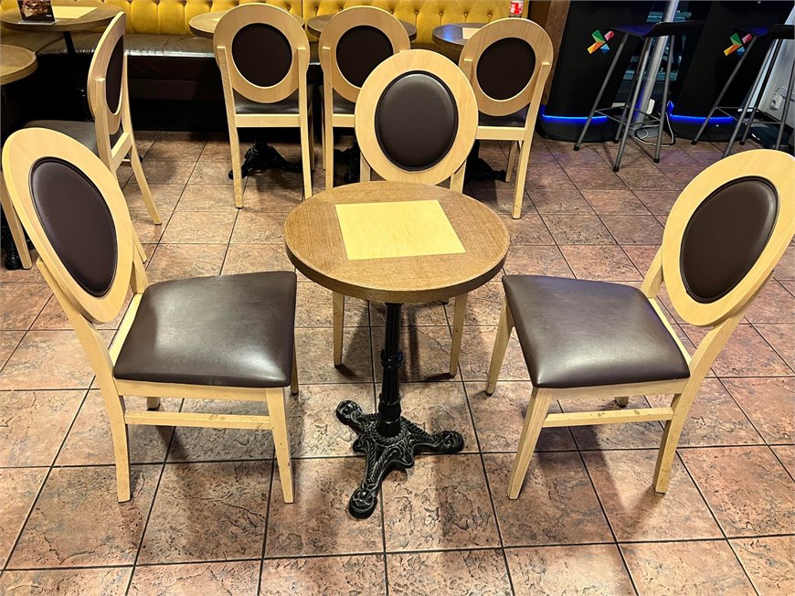 Restaurant/gatekjøkken- bord og stoler